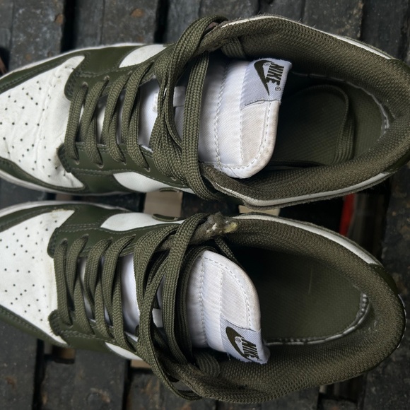 NIKE Women Dunk Low Medium Olive - Picture 6 of 9
